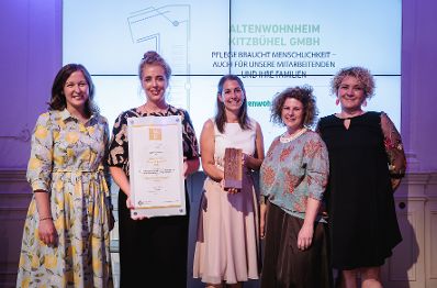 Am 24. Juni 2026 &uuml;berreichte Bundesministerin Claudia Bauer (l.) den Staatspreis "Familie und Beruf&ldquo;.