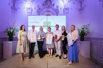Am 24. Juni 2026 &uuml;berreichte Bundesministerin Claudia Bauer (l.) den Staatspreis "Familie und Beruf&ldquo;.