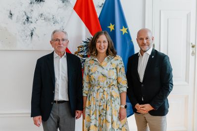 Am 24. Juni 2026 empfing Bundesministerin Claudia Bauer (m.) den Pr&auml;sident der &Ouml;sterreichischen Gesellschaft f&uuml;r Europapolitik Wilhelm Molterer (l.) und den Generalsekret&auml;r Paul Schmidt (r.) zu einem Arbeitsgespr&auml;ch im Bundeskanzleramt.