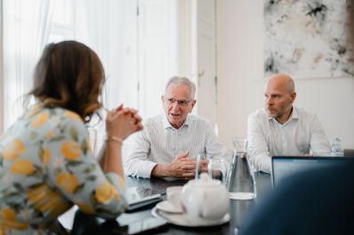 Am 24. Juni 2026 empfing Bundesministerin Claudia Bauer (l.) den Pr&auml;sident der &Ouml;sterreichischen Gesellschaft f&uuml;r Europapolitik Wilhelm Molterer (m.) und den Generalsekret&auml;r Paul Schmidt (r.) zu einem Arbeitsgespr&auml;ch im Bundeskanzleramt.