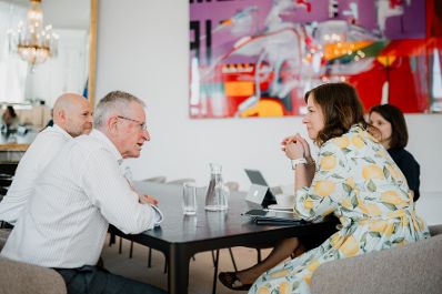 Am 24. Juni 2026 empfing Bundesministerin Claudia Bauer (r.) den Pr&auml;sident der &Ouml;sterreichischen Gesellschaft f&uuml;r Europapolitik Wilhelm Molterer (2.v.l.) und den Generalsekret&auml;r Paul Schmidt (l.) zu einem Arbeitsgespr&auml;ch im Bundeskanzleramt.