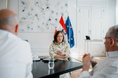 Am 24. Juni 2026 empfing Bundesministerin Claudia Bauer (im Bild) den Pr&auml;sident der &Ouml;sterreichischen Gesellschaft f&uuml;r Europapolitik Wilhelm Molterer und den Generalsekret&auml;r Paul Schmidt zu einem Arbeitsgespr&auml;ch im Bundeskanzleramt.