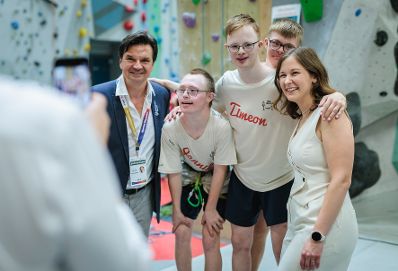 Am 26. Juni 2026 besuchte Bundesministerin Claudia Bauer (r.) die Special Olympics &Ouml;sterreich in Wien.