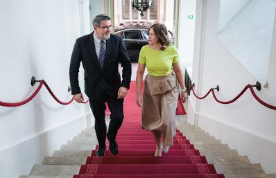 Am 30. Juni 2026 empfing Bundesministerin Claudia Bauer (r.) den serbischen Minister f&uuml;r europ&auml;ische Integration Nemanja Starović (l.), zu einem Arbeitsbesuch im Bundeskanzleramt.