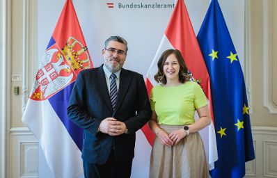 Am 30. Juni 2026 empfing Bundesministerin Claudia Bauer (r.) den serbischen Minister f&uuml;r europ&auml;ische Integration Nemanja Starović (l.), zu einem Arbeitsbesuch im Bundeskanzleramt.