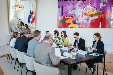 Am 30. Juni 2026 empfing Bundesministerin Claudia Bauer (3.v.r.) den serbischen Minister f&uuml;r europ&auml;ische Integration Nemanja Starović (3.v.l.), zu einem Arbeitsbesuch im Bundeskanzleramt. Im Bild bei einem Arbeitsgespr&auml;ch.