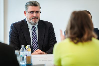 Am 30. Juni 2026 empfing Bundesministerin Claudia Bauer (r.) den serbischen Minister f&uuml;r europ&auml;ische Integration Nemanja Starović (l.), zu einem Arbeitsbesuch im Bundeskanzleramt. Im Bild bei einem Arbeitsgespr&auml;ch.