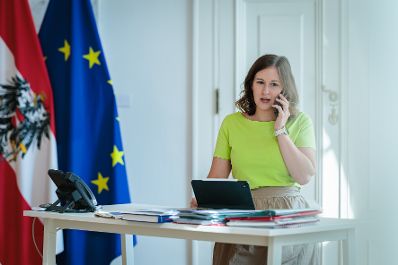 Am 30. Juni 2026 telefonierte Bundesministerin Claudia Bauer (im Bild) mit dem irischen Staatsminister f&uuml;r europ&auml;ische Angelegenheiten und Verteidigung, Thomas Byrne.