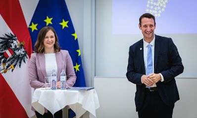 Am 1. Juli 2026 nahm Bundesministerin Claudia Bauer (l.), am Europa-Stammtisch an der IMC Hochschule f&uuml;r Angewandte Wissenschaften in Krems teil.