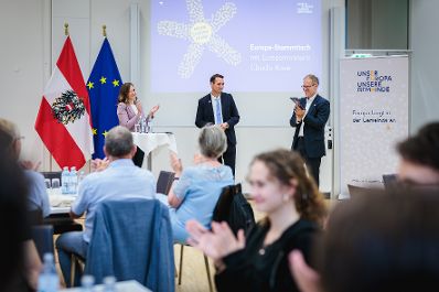 Am 1. Juli 2026 nahm Bundesministerin Claudia Bauer (l.), am Europa-Stammtisch an der IMC Hochschule f&uuml;r Angewandte Wissenschaften in Krems teil.