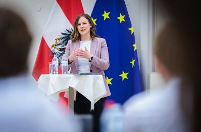 Am 1. Juli 2026 nahm Bundesministerin Claudia Bauer (im Bild), am Europa-Stammtisch an der IMC Hochschule f&uuml;r Angewandte Wissenschaften in Krems teil.
