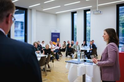 Am 1. Juli 2026 nahm Bundesministerin Claudia Bauer (r.), am Europa-Stammtisch an der IMC Hochschule f&uuml;r Angewandte Wissenschaften in Krems teil.