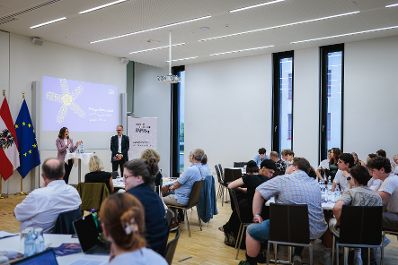 Am 1. Juli 2026 nahm Bundesministerin Claudia Bauer (l.), am Europa-Stammtisch an der IMC Hochschule f&uuml;r Angewandte Wissenschaften in Krems teil.
