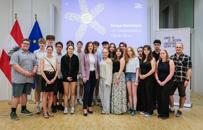 Am 1. Juli 2026 nahm Bundesministerin Claudia Bauer (m.), am Europa-Stammtisch an der IMC Hochschule f&uuml;r Angewandte Wissenschaften in Krems teil.
