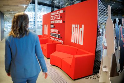 Am 6. Juli 2026 reiste Bundesministerin Claudia Bauer (l.) zu einem Arbeitsbesuch nach Berlin. Im Bild beim Besuch der Bild Zeitung.