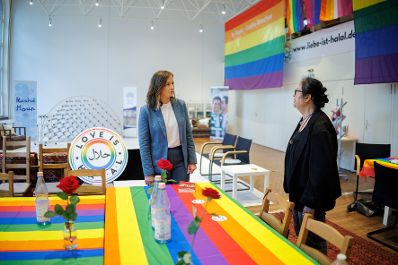 Am 6. Juli 2026 reiste Bundesministerin Claudia Bauer (l.) zu einem Arbeitsbesuch nach Berlin. Im Bild mit Autorin und Frauenrechtlerin Seyran Ateş (r.).
