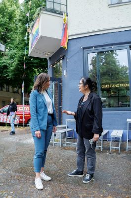 Am 6. Juli 2026 reiste Bundesministerin Claudia Bauer (l.) zu einem Arbeitsbesuch nach Berlin. Im Bild mit Autorin und Frauenrechtlerin Seyran Ateş (r.).