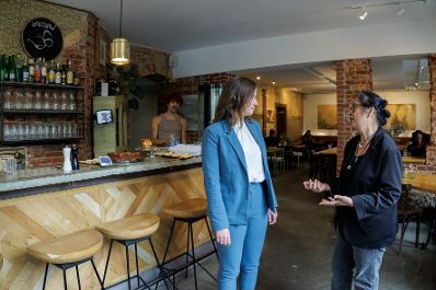 Am 6. Juli 2026 reiste Bundesministerin Claudia Bauer (l.) zu einem Arbeitsbesuch nach Berlin. Im Bild mit Autorin und Frauenrechtlerin Seyran Ateş (r.).
