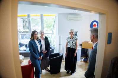 Am 6. Juli 2026 reiste Bundesministerin Claudia Bauer (l.) zu einem Arbeitsbesuch nach Berlin. Im Bild beim Besuch der Beratungsstelle donum vitae.