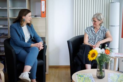 Am 6. Juli 2026 reiste Bundesministerin Claudia Bauer (l.) zu einem Arbeitsbesuch nach Berlin. Im Bild beim Besuch der Beratungsstelle donum vitae.