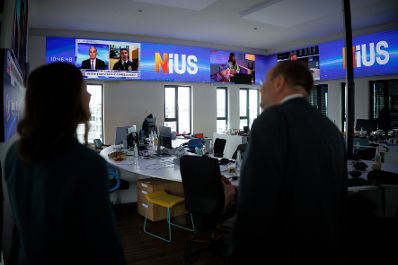 Am 6. Juli 2026 reiste Bundesministerin Claudia Bauer zu einem Arbeitsbesuch nach Berlin. Im Bild beim Besuch des Onlinemediums NiUS.