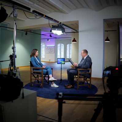 Am 6. Juli 2026 reiste Bundesministerin Claudia Bauer (l.) zu einem Arbeitsbesuch nach Berlin. Im Bild bei einem Interview mit Ralf Schuler (r.), Redakteur des Onlinemediums NiUS.