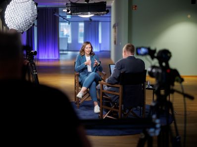 Am 6. Juli 2026 reiste Bundesministerin Claudia Bauer (l.) zu einem Arbeitsbesuch nach Berlin. Im Bild bei einem Interview mit Ralf Schuler (r.), Redakteur des Onlinemediums NiUS.