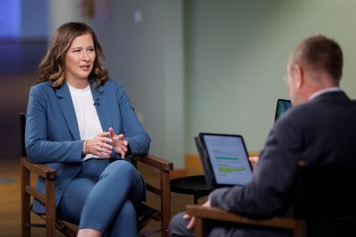Am 6. Juli 2026 reiste Bundesministerin Claudia Bauer (l.) zu einem Arbeitsbesuch nach Berlin. Im Bild bei einem Interview mit Ralf Schuler (r.), Redakteur des Onlinemediums NiUS.