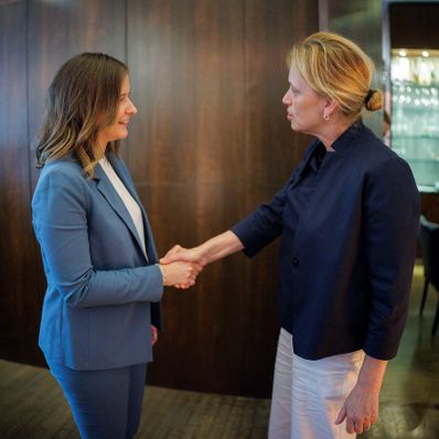 Am 6. Juli 2026 reiste Bundesministerin Claudia Bauer (l.) zu einem Arbeitsbesuch nach Berlin. Im Bild mit der deutschen Bundesministerium f&uuml;r Bildung, Familie, Senioren, Frauen und Jugend Karin Prien (r.).
