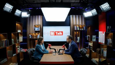 Am 6. Juli 2026 reiste Bundesministerin Claudia Bauer (l.) zu einem Arbeitsbesuch nach Berlin. Im Bild bei einem Interview mit der Bild Zeitung.