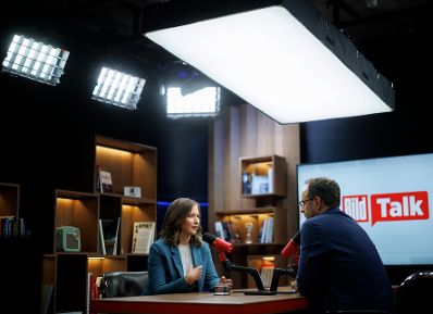 Am 6. Juli 2026 reiste Bundesministerin Claudia Bauer (l.) zu einem Arbeitsbesuch nach Berlin. Im Bild bei einem Interview mit der Bild Zeitung.