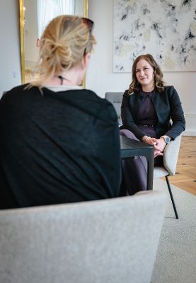Am 7. Juli 2026 empfing Bundesministerin Claudia Bauer (r.) die Pr&auml;sidentin des Chorverband &Ouml;sterreich Angelika Berrini (l.), zu einem Arbeitsgespr&auml;ch im Bundeskanzleramt.