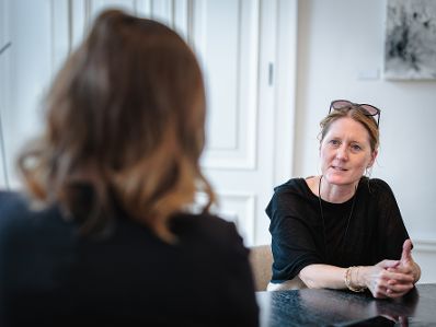 Am 7. Juli 2026 empfing Bundesministerin Claudia Bauer (l.) die Pr&auml;sidentin des Chorverband &Ouml;sterreich Angelika Berrini (r.), zu einem Arbeitsgespr&auml;ch im Bundeskanzleramt.