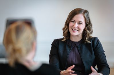 Am 7. Juli 2026 empfing Bundesministerin Claudia Bauer (r.) die Pr&auml;sidentin des Chorverband &Ouml;sterreich Angelika Berrini (l.), zu einem Arbeitsgespr&auml;ch im Bundeskanzleramt.