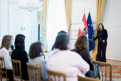 Am 7. Juli 2026 verlieh Bundesministerin Claudia Bauer (r.) drei StipendiatInnen das Stipendium des College of Europe.