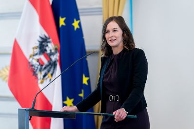 Am 7. Juli 2026 verlieh Bundesministerin Claudia Bauer (im Bild) drei StipendiatInnen das Stipendium des College of Europe.