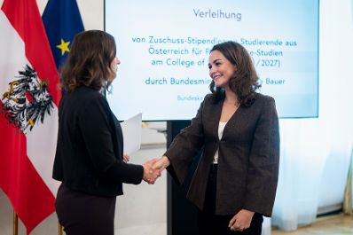 Am 7. Juli 2026 verlieh Bundesministerin Claudia Bauer (l.) drei StipendiatInnen das Stipendium des College of Europe.