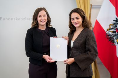 Am 7. Juli 2026 verlieh Bundesministerin Claudia Bauer (l.) drei StipendiatInnen das Stipendium des College of Europe.