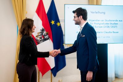 Am 7. Juli 2026 verlieh Bundesministerin Claudia Bauer (l.) drei StipendiatInnen das Stipendium des College of Europe.