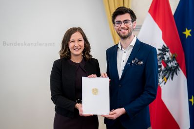 Am 7. Juli 2026 verlieh Bundesministerin Claudia Bauer (l.) drei StipendiatInnen das Stipendium des College of Europe.