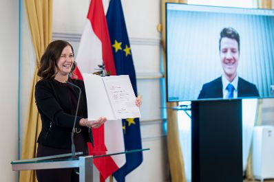 Am 7. Juli 2026 verlieh Bundesministerin Claudia Bauer (l.) drei StipendiatInnen das Stipendium des College of Europe.