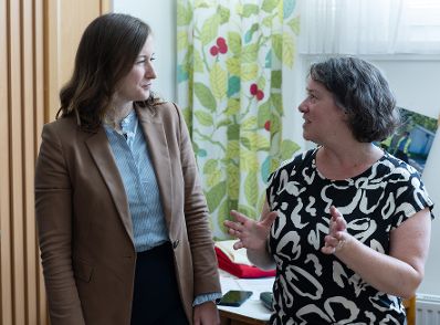 Am 9. Juli 2026 besuchte Bundesministerin Claudia Bauer (l.) das Nachbarschaftszentrum des Wiener Hilfswerks in Wien Donaustadt.