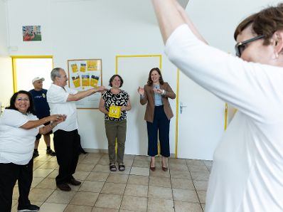 Am 9. Juli 2026 besuchte Bundesministerin Claudia Bauer (m.r.) das Nachbarschaftszentrum des Wiener Hilfswerks in Wien Donaustadt.
