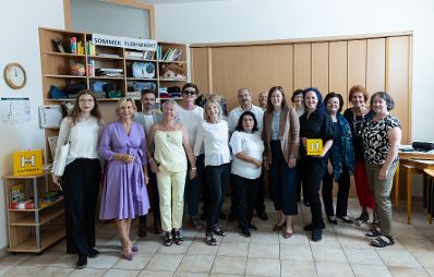 Am 9. Juli 2026 besuchte Bundesministerin Claudia Bauer (6.v.r.) das Nachbarschaftszentrum des Wiener Hilfswerks in Wien Donaustadt.
