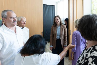 Am 9. Juli 2026 besuchte Bundesministerin Claudia Bauer (m.r.) das Nachbarschaftszentrum des Wiener Hilfswerks in Wien Donaustadt.