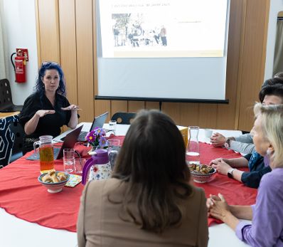 Am 9. Juli 2026 besuchte Bundesministerin Claudia Bauer (m.) das Nachbarschaftszentrum des Wiener Hilfswerks in Wien Donaustadt.