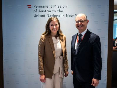 Am 13. Juli 2026 reiste Bundesministerin Claudia Bauer (l.) zu einem mehrt&auml;gigen Arbeitsbesuch nach New York. Im Bild mit Gregor K&ouml;ssler (r.) beim Besuch der St&auml;ndigen Vertretung &Ouml;sterreichs bei der Europ&auml;ischen Union.