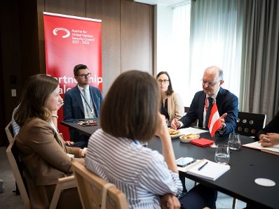 Am 13. Juli 2026 reiste Bundesministerin Claudia Bauer (l.) zu einem mehrt&auml;gigen Arbeitsbesuch nach New York. Im Bild beim Besuch der St&auml;ndigen Vertretung &Ouml;sterreichs bei der Europ&auml;ischen Union.