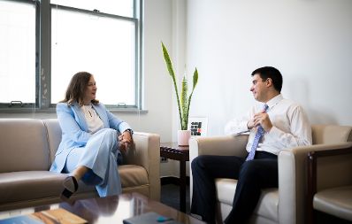 Am 13. Juli 2026 reiste Bundesministerin Claudia Bauer (l.) zu einem mehrt&auml;gigen Arbeitsbesuch nach New York. Im Bild mit Felipe Paullier (r.), dem stellvertretenden Generalsekret&auml;r der Vereinten Nationen f&uuml;r Jugendangelegenheiten.