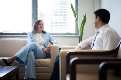 Am 13. Juli 2026 reiste Bundesministerin Claudia Bauer (l.) zu einem mehrt&auml;gigen Arbeitsbesuch nach New York. Im Bild mit Felipe Paullier (r.), dem stellvertretenden Generalsekret&auml;r der Vereinten Nationen f&uuml;r Jugendangelegenheiten.